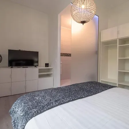 Guest house Executive Double With En-suite Centre In R1