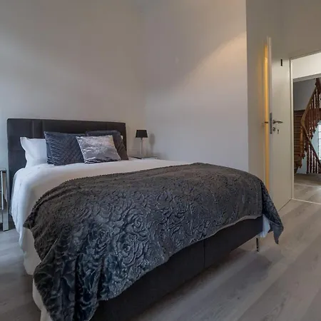Guest house Executive Double With En-suite Centre In R1 *